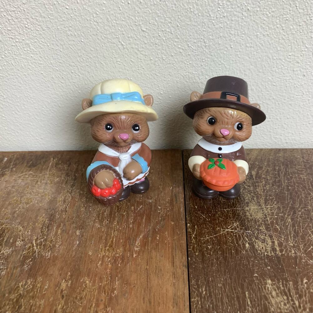 Vintage Plastic Thanksgiving Pilgrim Squirrels Chipmunk Salt‎ and Pepper Shakers